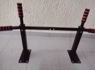 Barra de dominadas negra con agarres