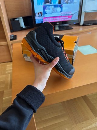 Zapatos de seguridad Mendi negros y naranjas