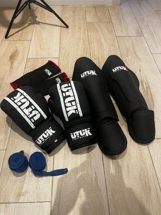 Guantes de boxeo y vendas UTK