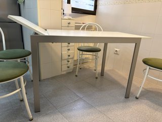 Mesa de cocina extensible gris y blanca