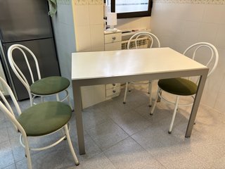 Mesa de cocina extensible gris y blanca
