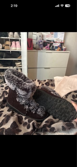 Botas de pelo marrones y grises