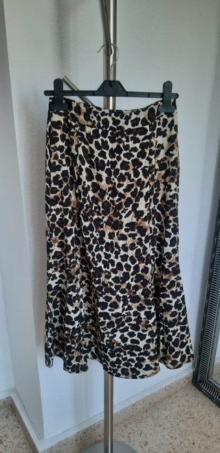 Falda de corte midi. Nueva sin estrenar. Estampado