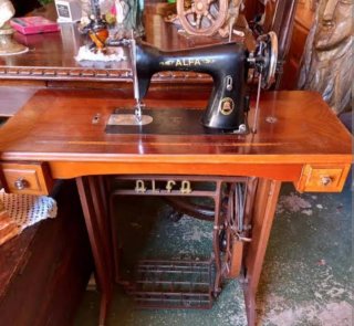 Máquina de coser Alfa antigua