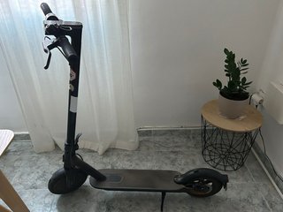 Patinete eléctrico negro