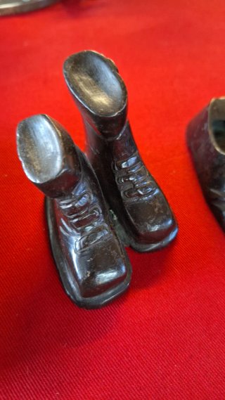 Zapatos de bronce macizos