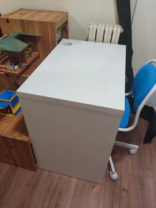 Mesa blanca y silla azul infantil