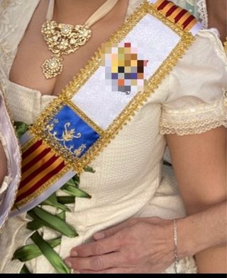 Traje de huertana beige y multicolor