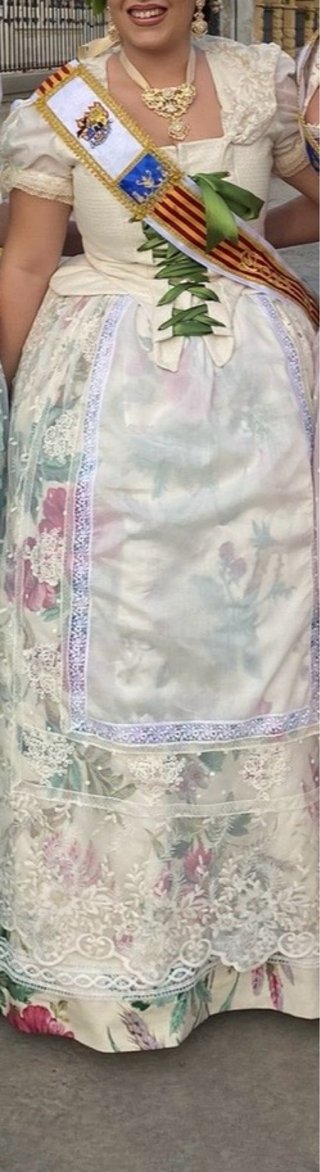 Traje de huertana beige y multicolor
