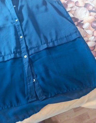 Camisa azul sin mangas