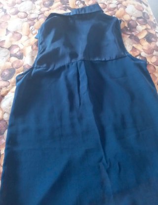 Camisa azul sin mangas