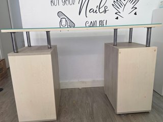 Mesa de manicura con cristal