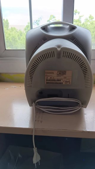 Televisor pequeño gris y blanco