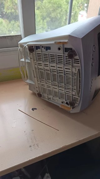 Televisor pequeño gris y blanco