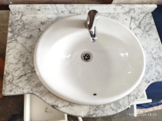 Mueble de baño con lavabo y encimera