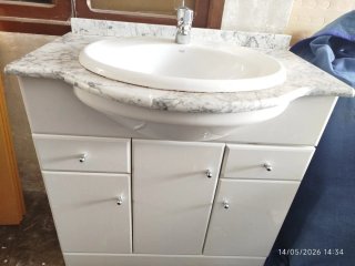 Mueble de baño con lavabo y encimera