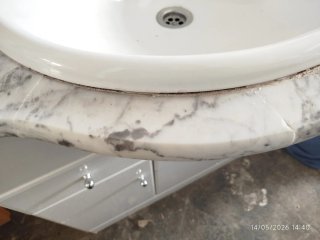 Mueble de baño con lavabo y encimera