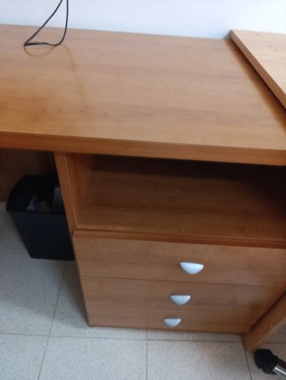 Escritorio de madera marrón