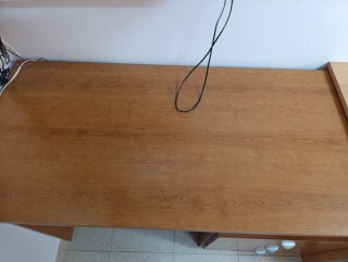Escritorio de madera marrón