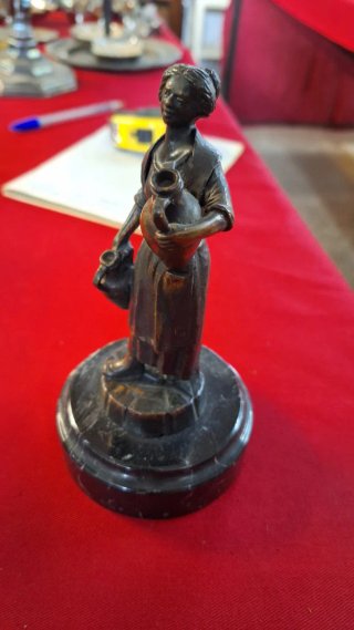 Figura de bronce macizo