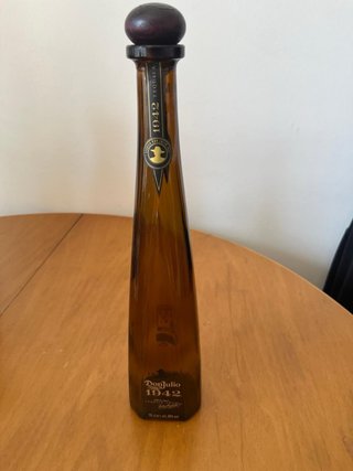 Bottiglie vuote di liquore Clases Azul e Patron