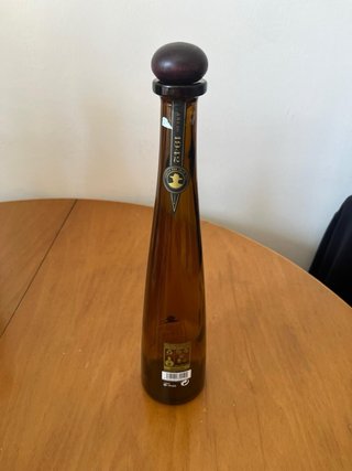 Bottiglie vuote di liquore Clases Azul e Patron