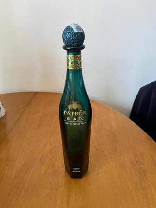 Bottiglie vuote di liquore Clases Azul e Patron