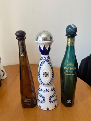 Bottiglie vuote di liquore Clases Azul e Patron