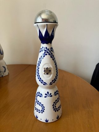 Bottiglie vuote di liquore Clases Azul e Patron