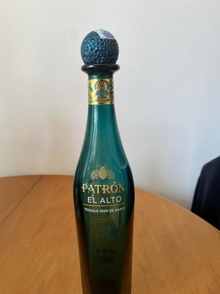 Bottiglie vuote di liquore Clases Azul e Patron