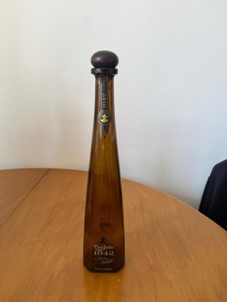 Bottiglie vuote di liquore Clases Azul e Patron