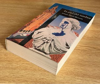 La piel del tambor / Arturo Pérez Reverte