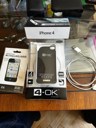 iPhone 4 con funda cargador y protector