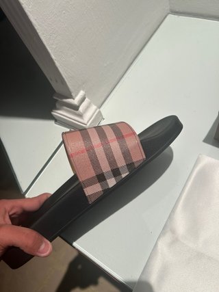 Chanclas Burberry Cuadros Rosa y Negro