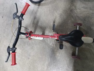 Bicicleta roja infantil con ruedines