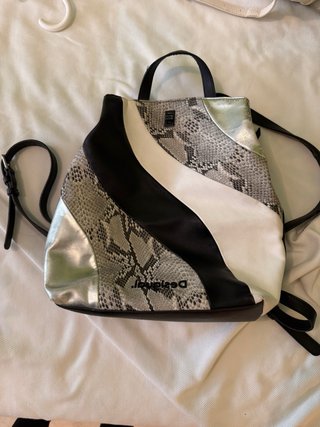 Mochila Desigual Negra y Plateada
