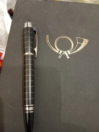 Pluma Montblanc con diseño de cuadros