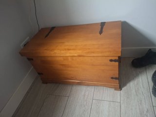 Baúl de madera rústico con herrajes