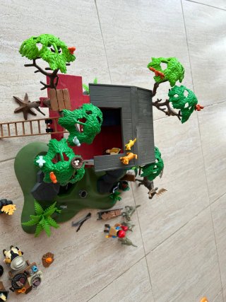Playmobil Casa del Árbol y Coche