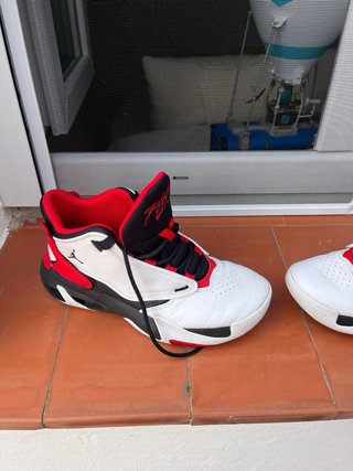 Tenis Deportivos Rojos y Blancos