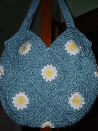Bolso tejido azul con flores blancas
