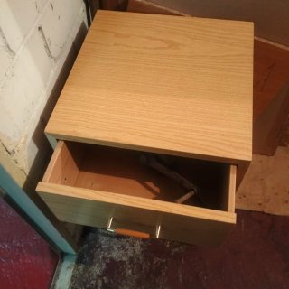Cajonera de madera con tiradores dorados y ruedas