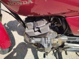 Honda CB250 Roja con Baúl Negro, 34000 kilómetros