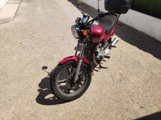 Honda CB250 Roja con Baúl Negro, 34000 kilómetros