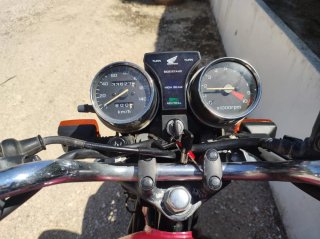 Honda CB250 Roja con Baúl Negro, 34000 kilómetros