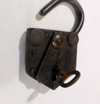Candado antiguo con llave