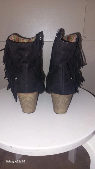 Botines negros con flecos y tacón