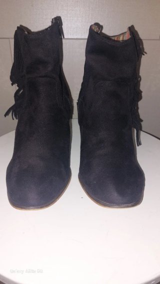 Botines negros con flecos y tacón