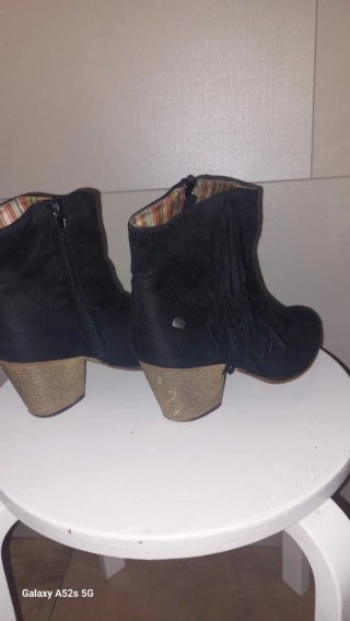 Botines negros con flecos y tacón
