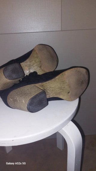 Botines negros con flecos y tacón